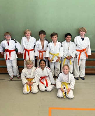 Von Links hinten Phil Baier, Mattis Eggert im Kmape, Adrian Heuel, Flynn Jürgens, Deandrey Braun und Noah Fligg von vorne links Liah Fligg, Ella Vogt und Brienne Neumann